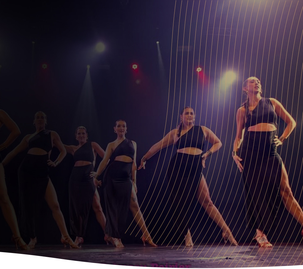 Spectacle de danse sous éclairage mauve